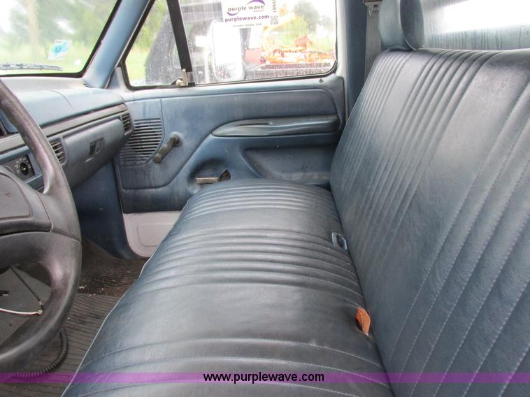 image for item I8949 1993 Ford F450 Super Duty XL flatbed truck