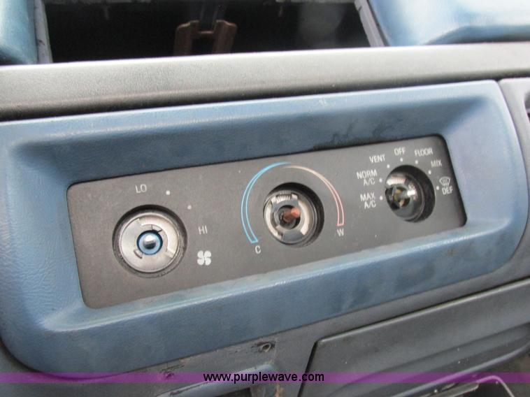 image for item I8949 1993 Ford F450 Super Duty XL flatbed truck