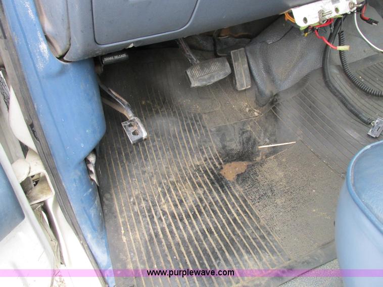 image for item I8949 1993 Ford F450 Super Duty XL flatbed truck