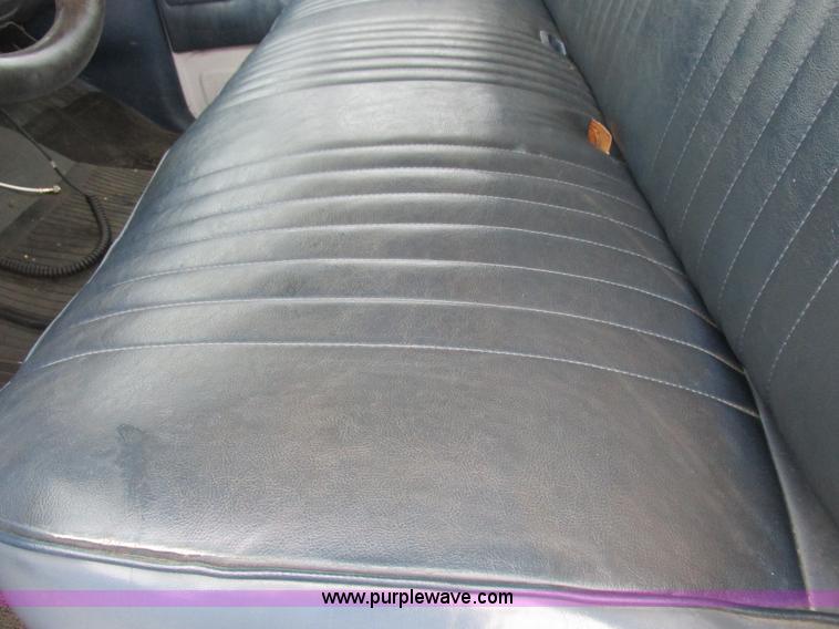 image for item I8949 1993 Ford F450 Super Duty XL flatbed truck