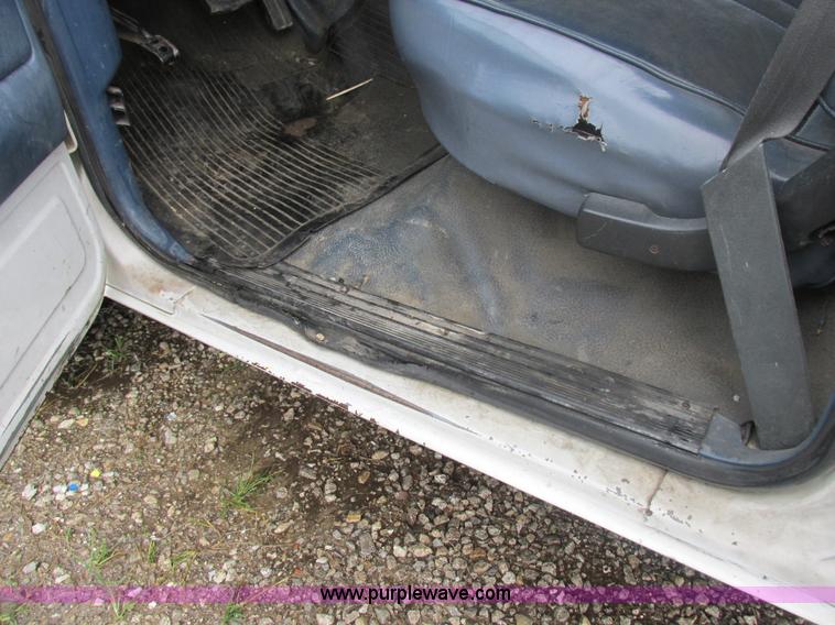 image for item I8949 1993 Ford F450 Super Duty XL flatbed truck