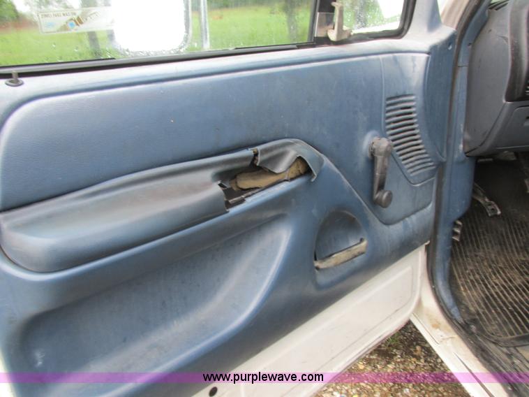 image for item I8949 1993 Ford F450 Super Duty XL flatbed truck