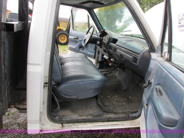 image for item I8949 1993 Ford F450 Super Duty XL flatbed truck