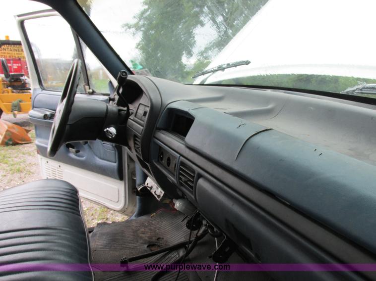 image for item I8949 1993 Ford F450 Super Duty XL flatbed truck