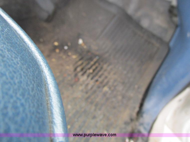 image for item I8949 1993 Ford F450 Super Duty XL flatbed truck