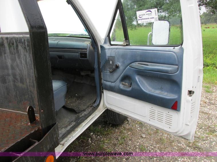 image for item I8949 1993 Ford F450 Super Duty XL flatbed truck