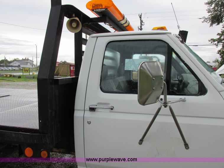 image for item I8949 1993 Ford F450 Super Duty XL flatbed truck