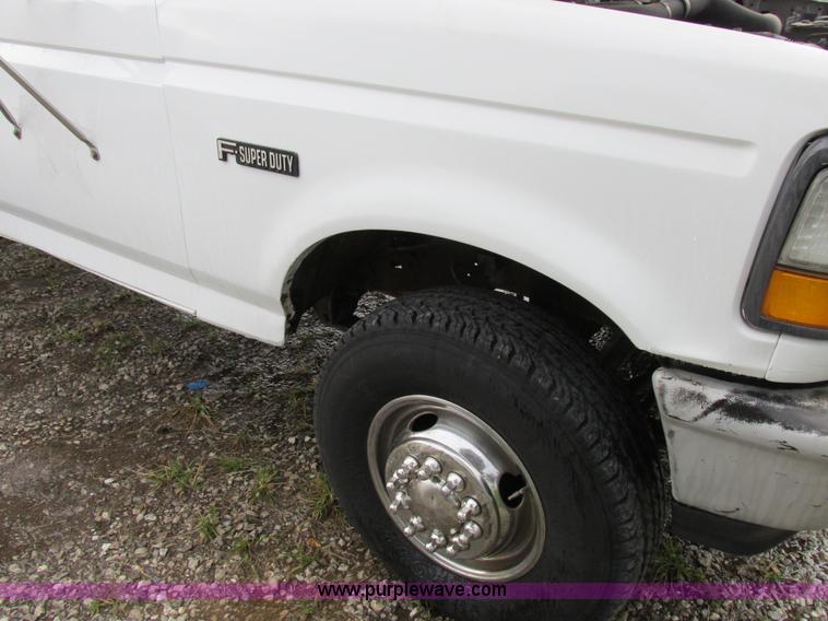 image for item I8949 1993 Ford F450 Super Duty XL flatbed truck