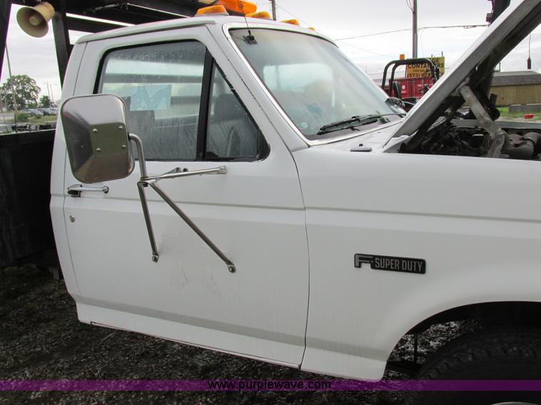 image for item I8949 1993 Ford F450 Super Duty XL flatbed truck