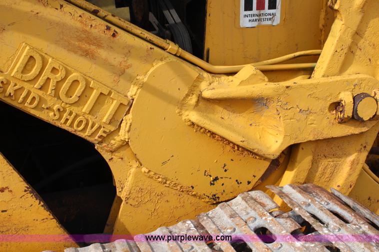image for item J2127 International 175 track loader