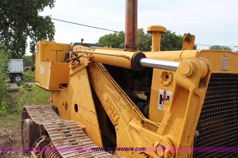 image for item J2127 International 175 track loader