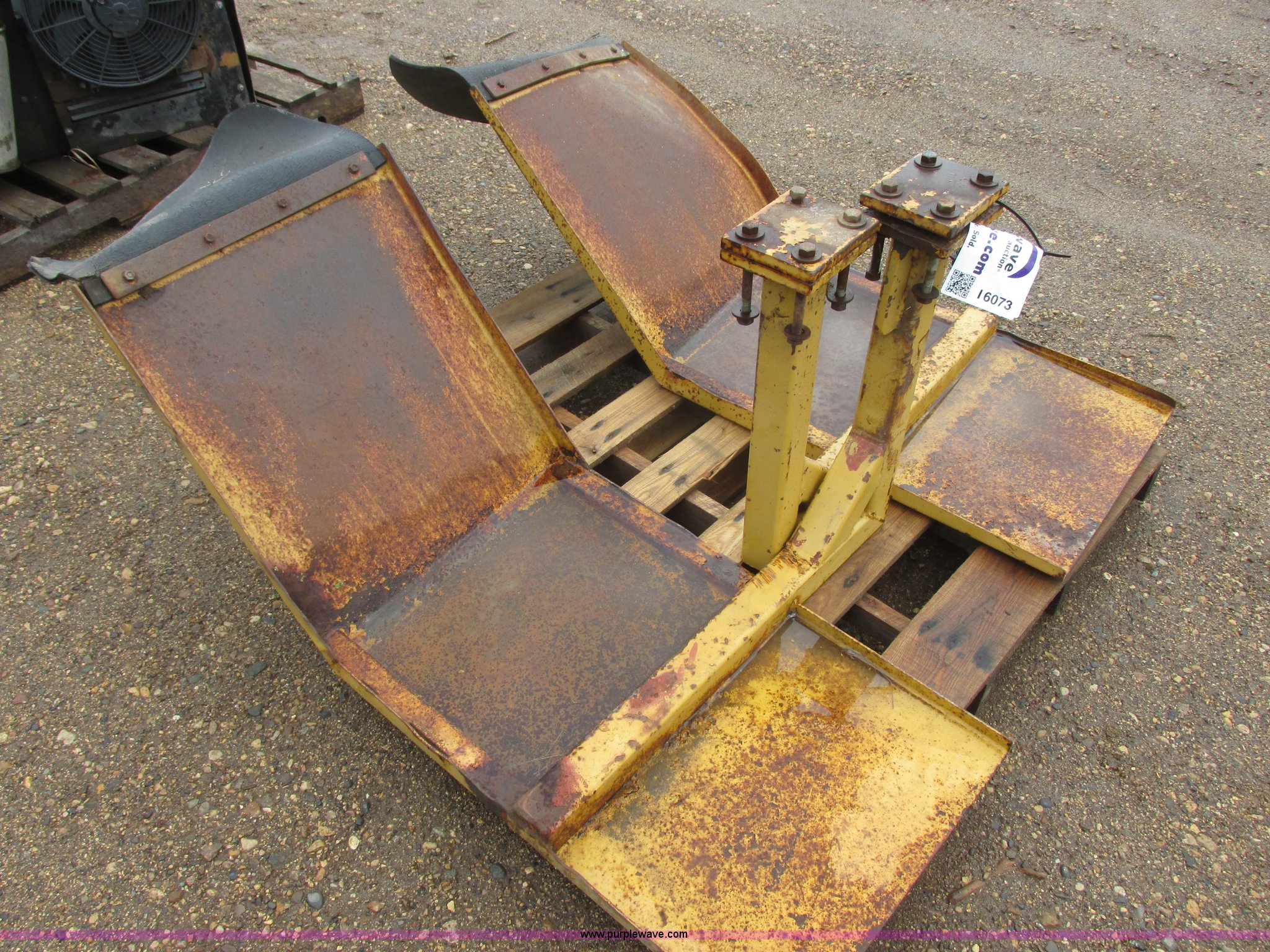 (2) Caterpillar 140 or 120 motor grader fenders in Slayton, MN | Item ...
