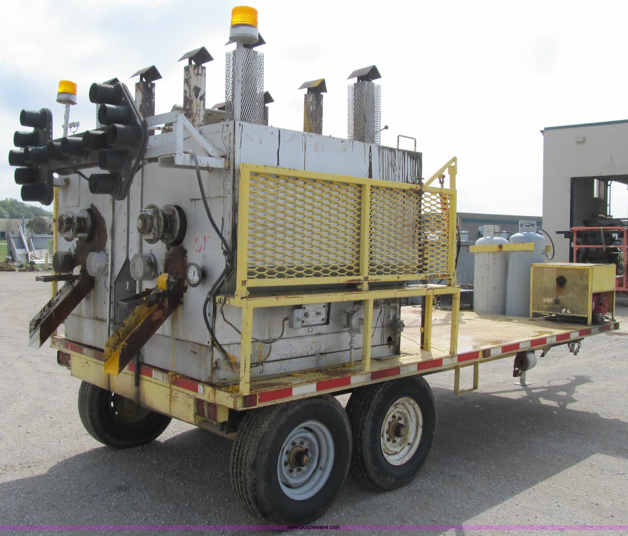 1997 Thermoplastic plastic melter trailer in Riverside, MO Item Z9139