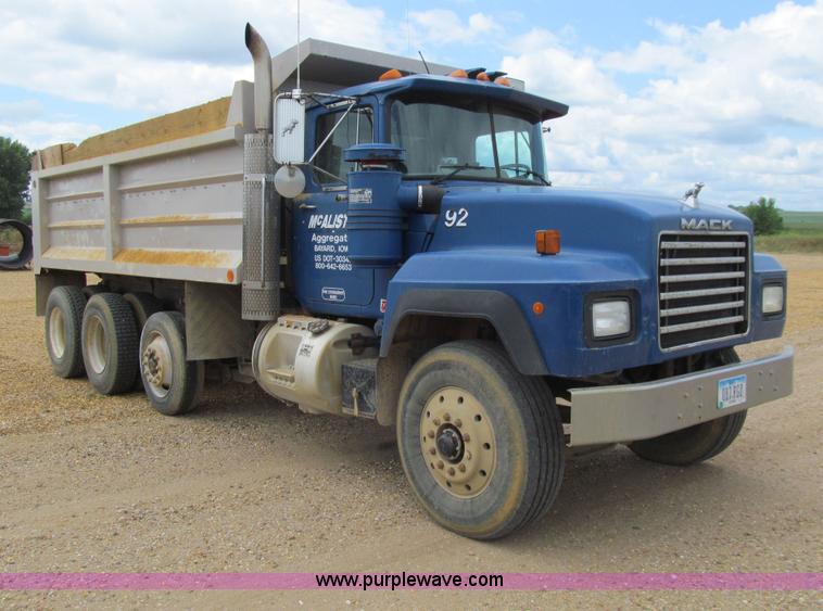 image for item E4932 1992 Mack RD688S dump truck