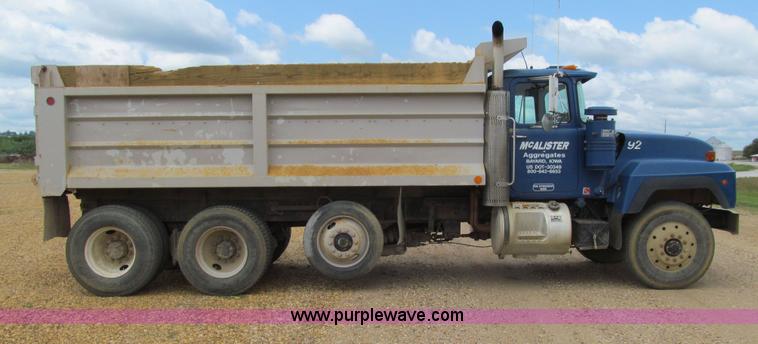 image for item E4932 1992 Mack RD688S dump truck