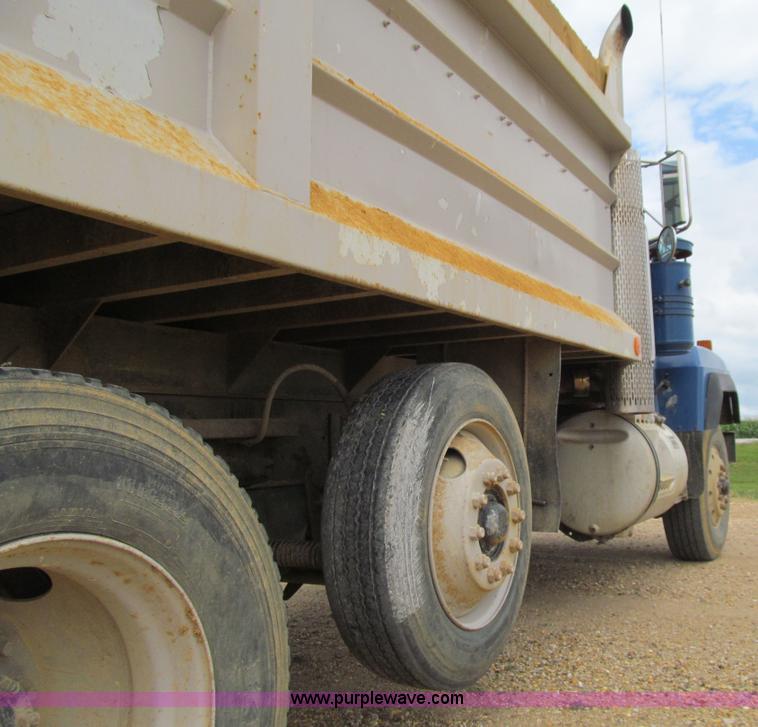 image for item E4932 1992 Mack RD688S dump truck