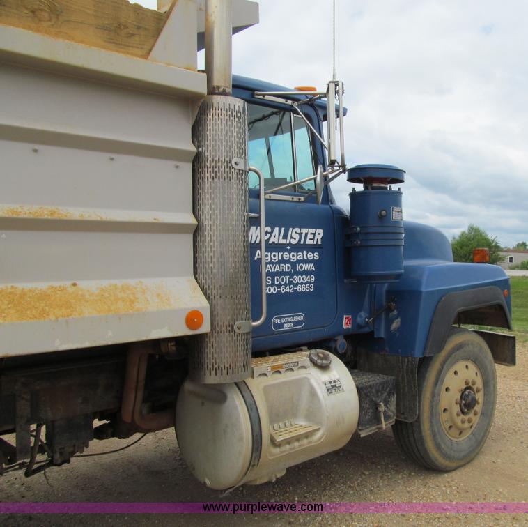 image for item E4932 1992 Mack RD688S dump truck