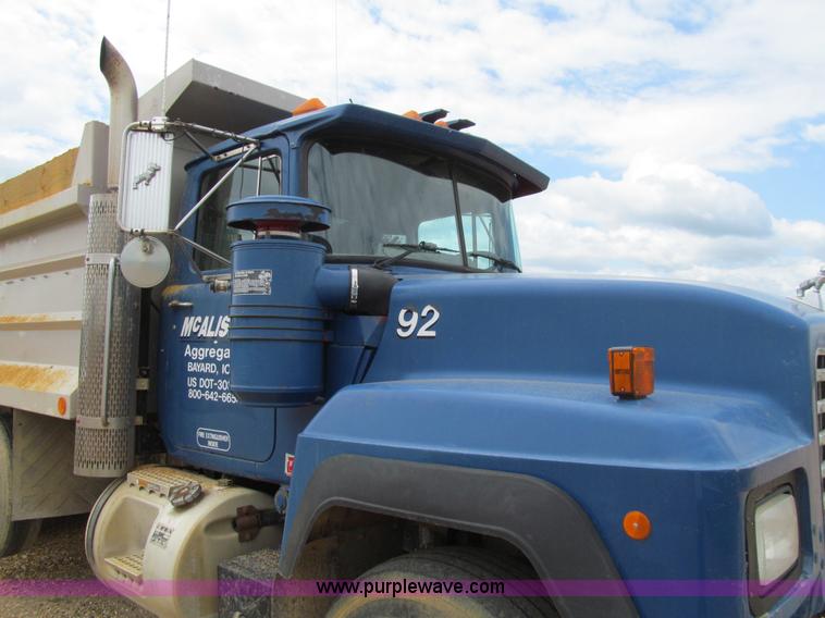 image for item E4932 1992 Mack RD688S dump truck