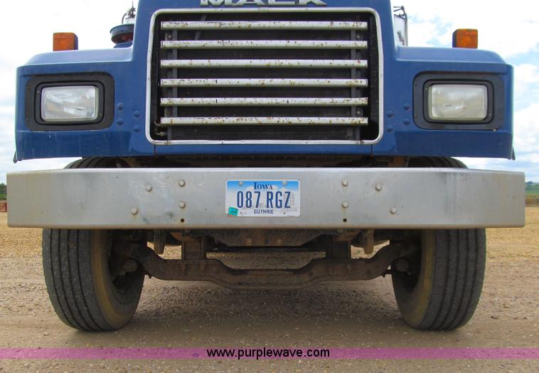 image for item E4932 1992 Mack RD688S dump truck