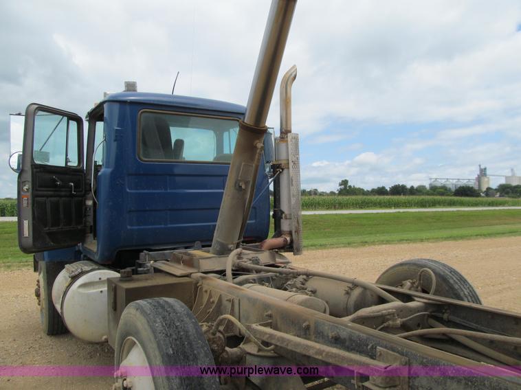 image for item E4932 1992 Mack RD688S dump truck