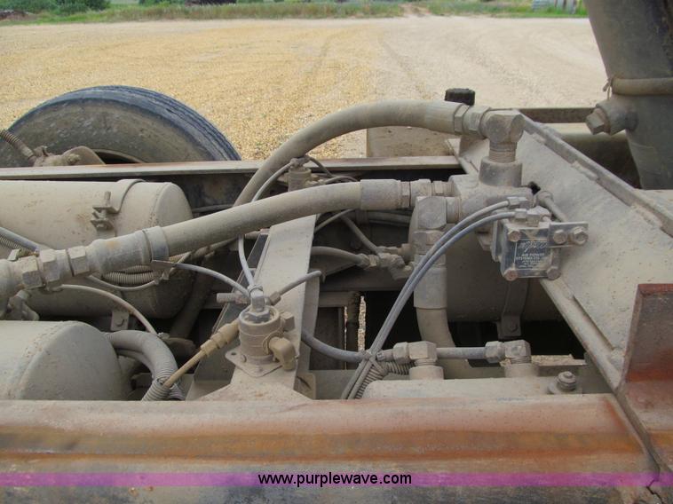 image for item E4932 1992 Mack RD688S dump truck