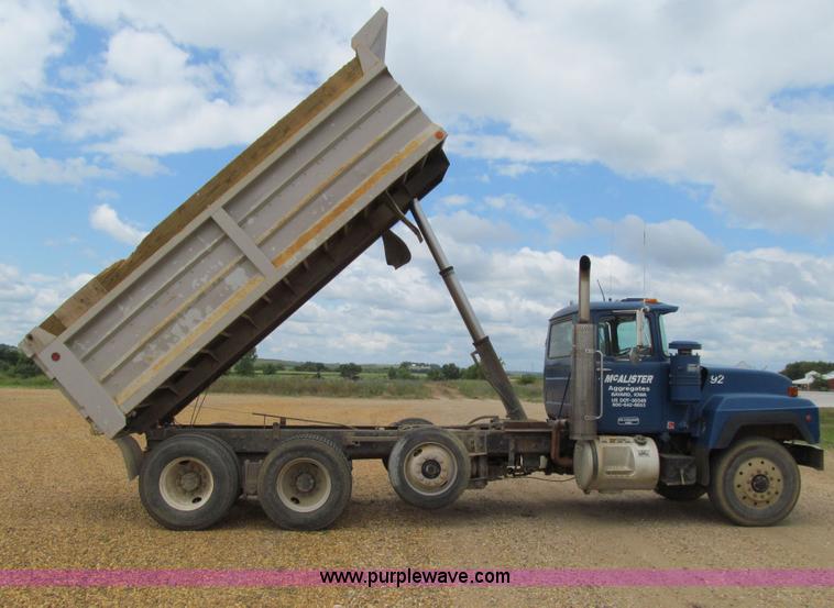 image for item E4932 1992 Mack RD688S dump truck