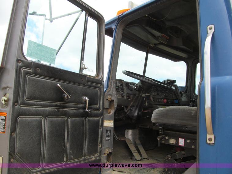 image for item E4932 1992 Mack RD688S dump truck