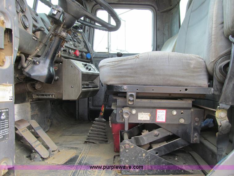 image for item E4932 1992 Mack RD688S dump truck