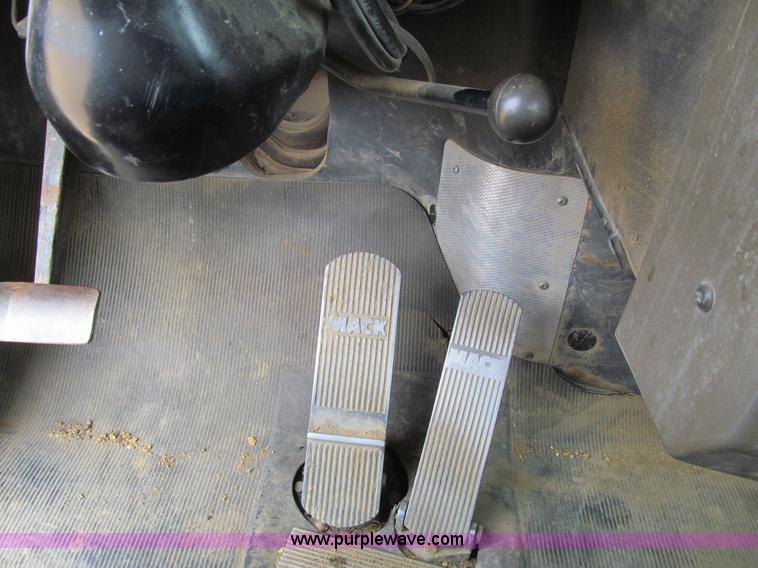 image for item E4932 1992 Mack RD688S dump truck