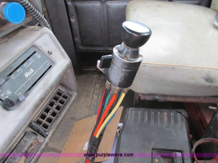 image for item E4932 1992 Mack RD688S dump truck