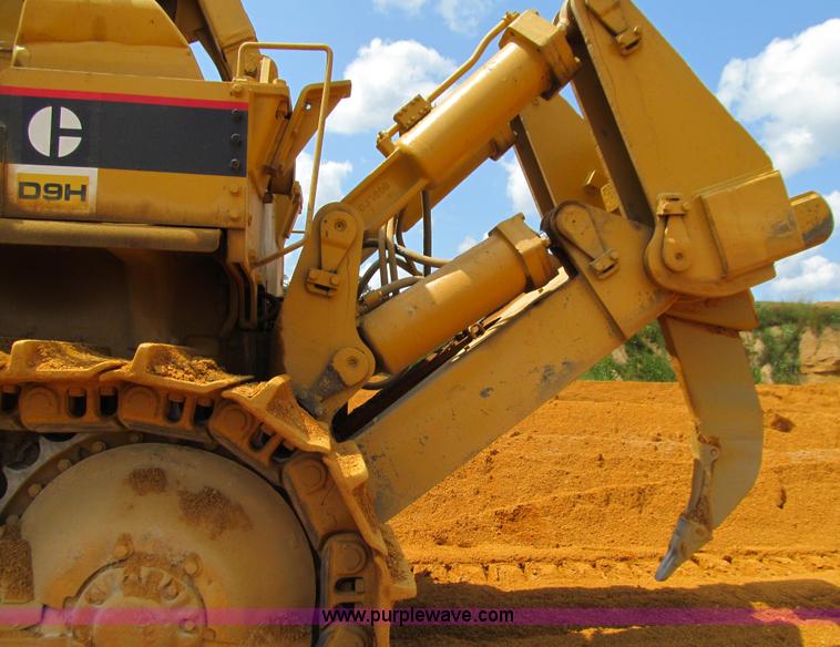image for item E4967 1977 Caterpillar D9H dozer