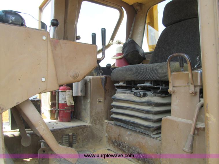image for item E4967 1977 Caterpillar D9H dozer