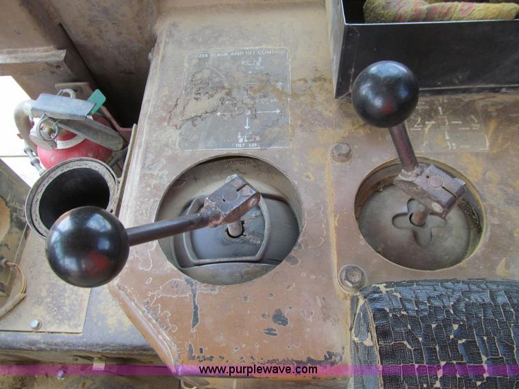 image for item E4967 1977 Caterpillar D9H dozer