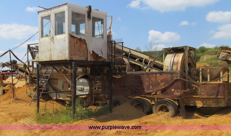 image for item E4980 Universal 880 Super G 4300 portable jaw/roll crushing plant