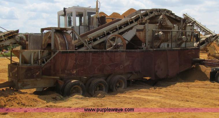 image for item E4980 Universal 880 Super G 4300 portable jaw/roll crushing plant