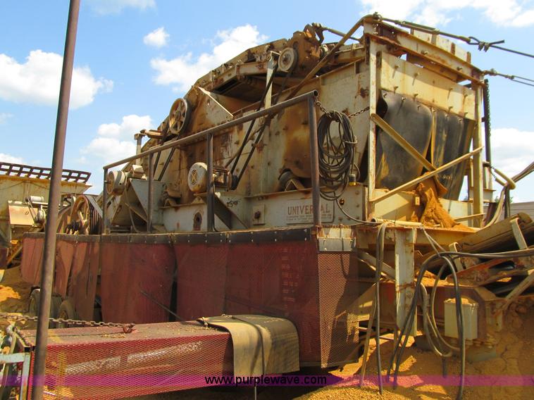 image for item E4980 Universal 880 Super G 4300 portable jaw/roll crushing plant