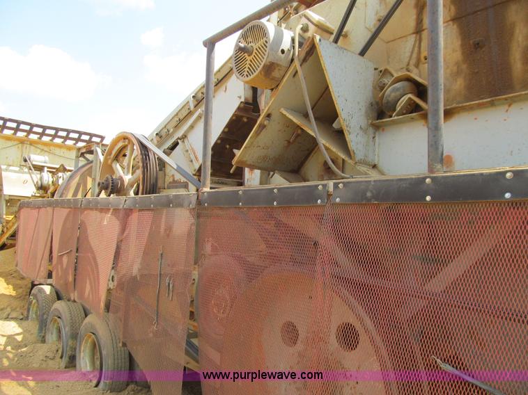 image for item E4980 Universal 880 Super G 4300 portable jaw/roll crushing plant