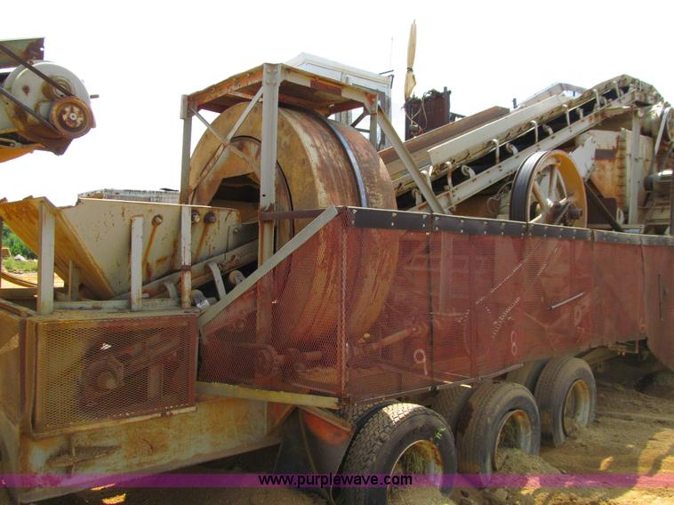 image for item E4980 Universal 880 Super G 4300 portable jaw/roll crushing plant