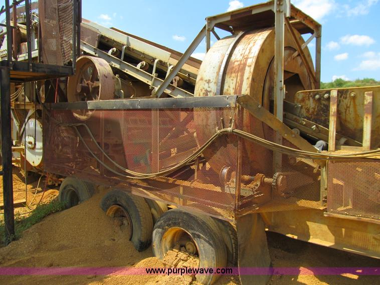 image for item E4980 Universal 880 Super G 4300 portable jaw/roll crushing plant