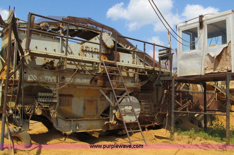 image for item E4980 Universal 880 Super G 4300 portable jaw/roll crushing plant