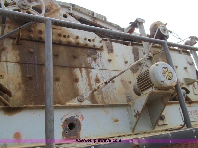 image for item E4980 Universal 880 Super G 4300 portable jaw/roll crushing plant