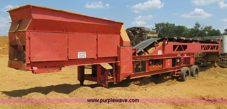 image for item E4982 Finlay 390 hydrascreen 5' x 12' two-deck portable screening plant