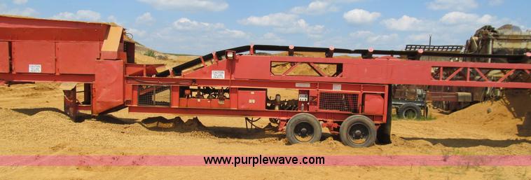 image for item E4982 Finlay 390 hydrascreen 5' x 12' two-deck portable screening plant