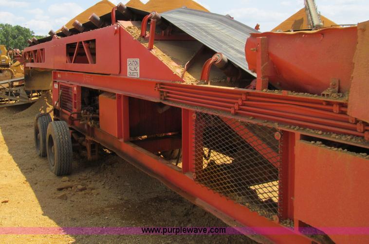 image for item E4982 Finlay 390 hydrascreen 5' x 12' two-deck portable screening plant