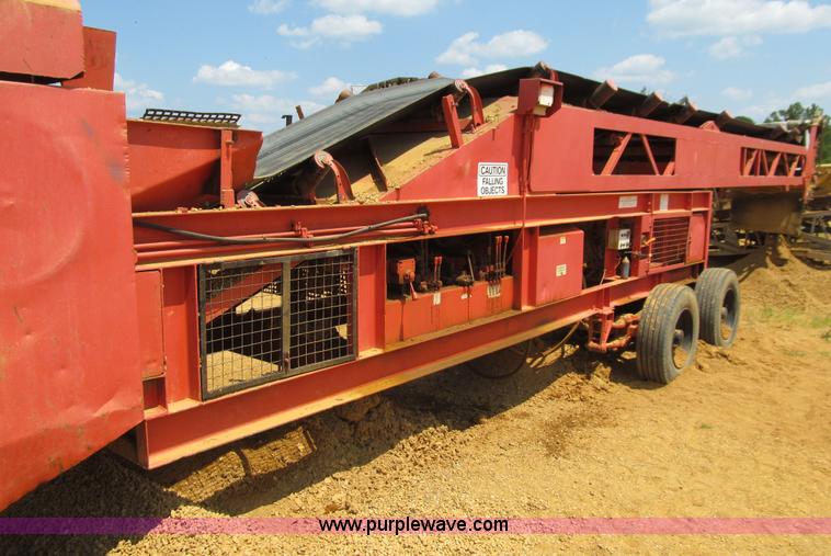 image for item E4982 Finlay 390 hydrascreen 5' x 12' two-deck portable screening plant