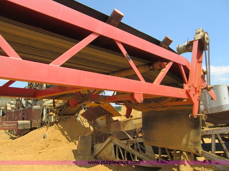 image for item E4982 Finlay 390 hydrascreen 5' x 12' two-deck portable screening plant