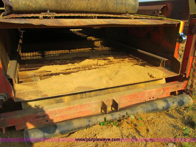 image for item E4982 Finlay 390 hydrascreen 5' x 12' two-deck portable screening plant