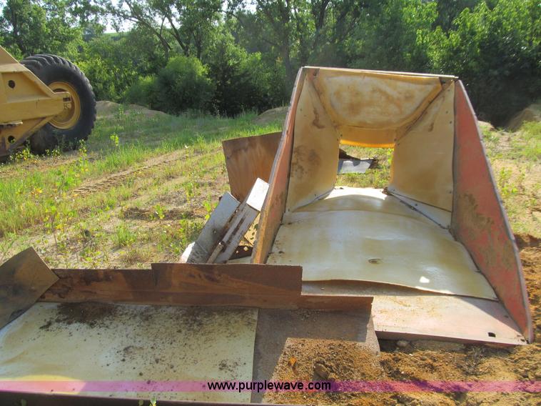 image for item E4982 Finlay 390 hydrascreen 5' x 12' two-deck portable screening plant