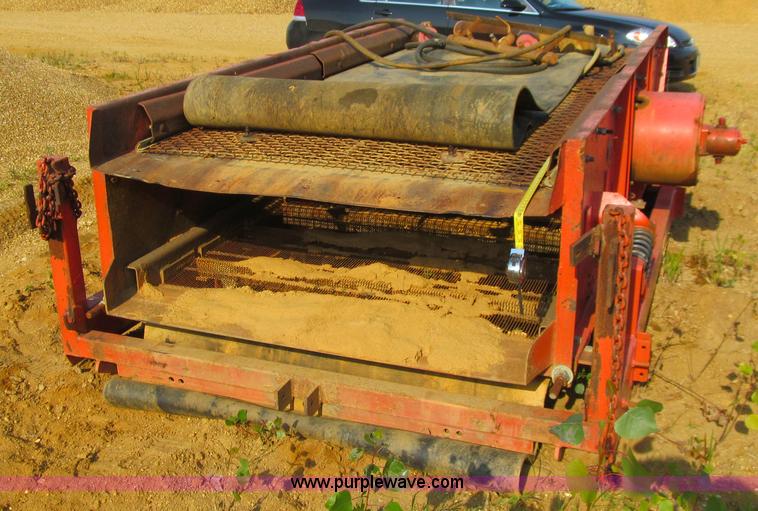 image for item E4982 Finlay 390 hydrascreen 5' x 12' two-deck portable screening plant