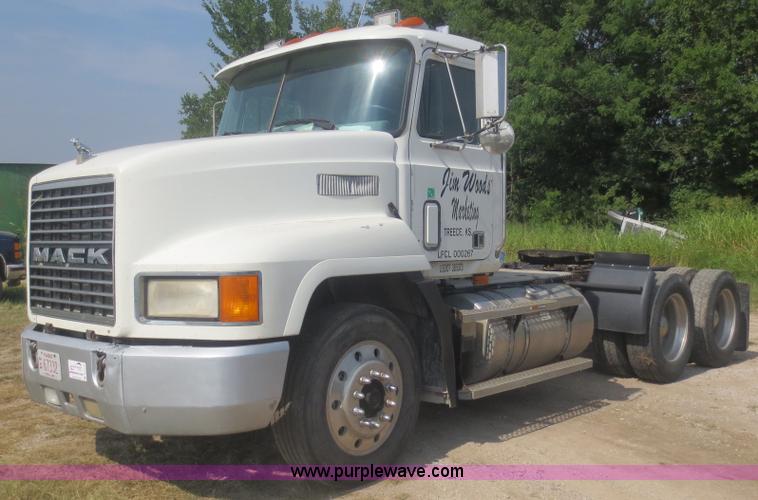 image for item D2116 1993 Mack CH613 semi truck
